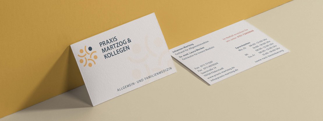VISUELL Kommunikationsdesign: Corporate Design: Vorder- und Rückseite der Visitenkarte für die Praxis mit Wort-Bild-Marke in gelb und blau sowie Schrift in blau und rot auf cremefarbenem Naturpapier