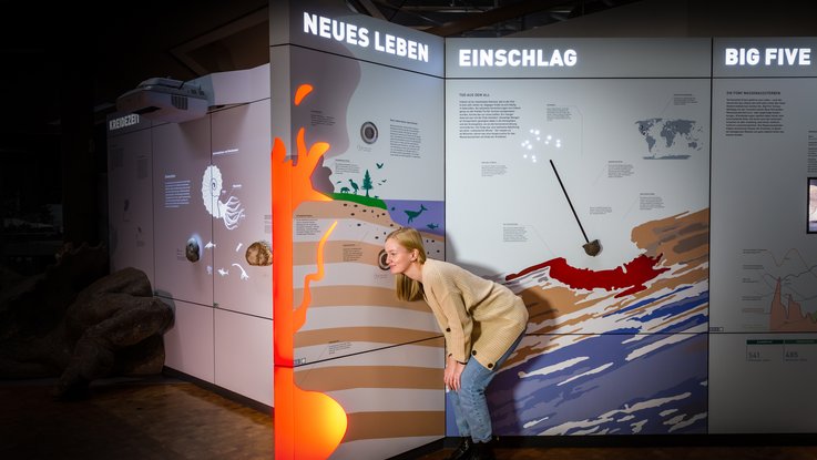 VISUELL Szenografie: Realisierung des neuen Ausstellungsbereichs „Tertiär – Geboren aus der Katastrophe“ im Naturkundemuseum Stuttgart VISUELL Szenografie: Naturkundemuseum: Besucher nutzt die Hörstation wie sich die Welt damals angehört haben könnte