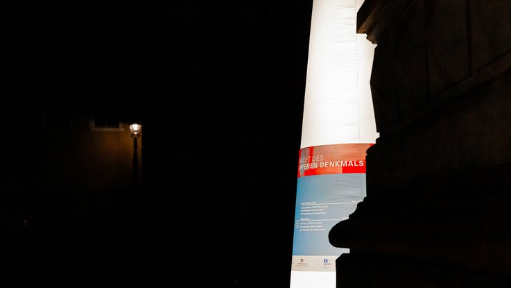 VISUELL Szenografie: Gestaltung und Realisierung des Leitsystems und der Printprodukte für die Nacht des offenen Denkmals in Baden-Baden. VISUELL Szenografie: Nacht des offenen Denkmals: Leitsystem-Leuchtkegel mit blauer Banderole